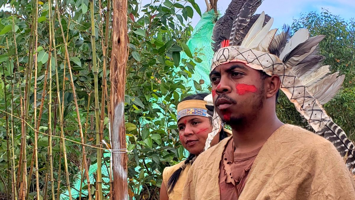 Tily mitafy fiovan'endrika amerindien nandritra lalao anaty lasy. Sary : Tily Analamanga Afovoany